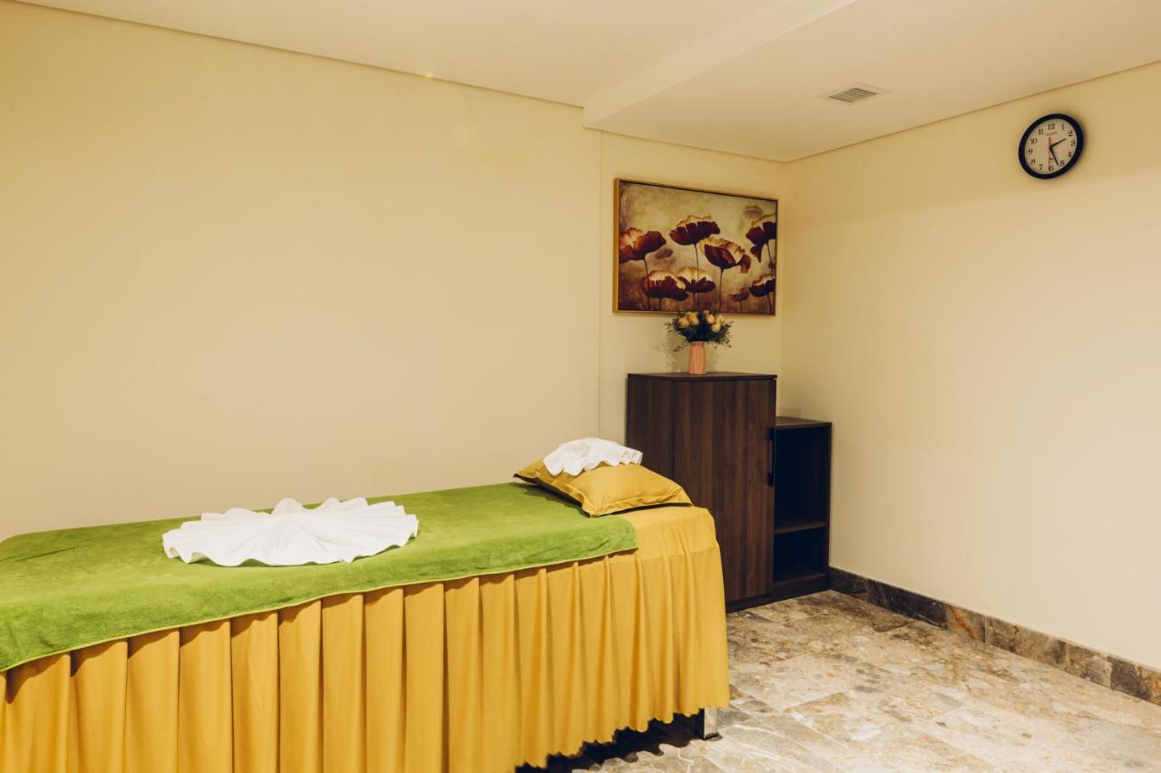 Phu Thang Grand Hotel Duc Hoa Extérieur photo